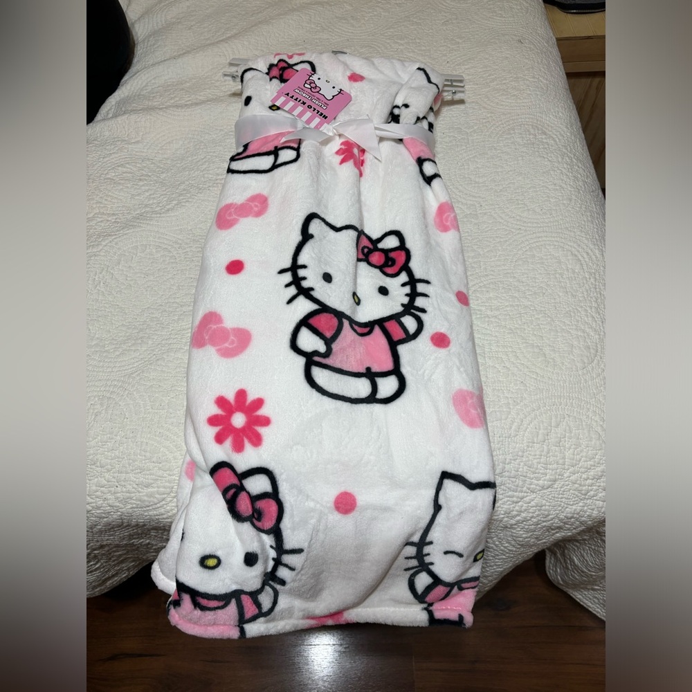 Hello Kitty Daisy Throw Blanket